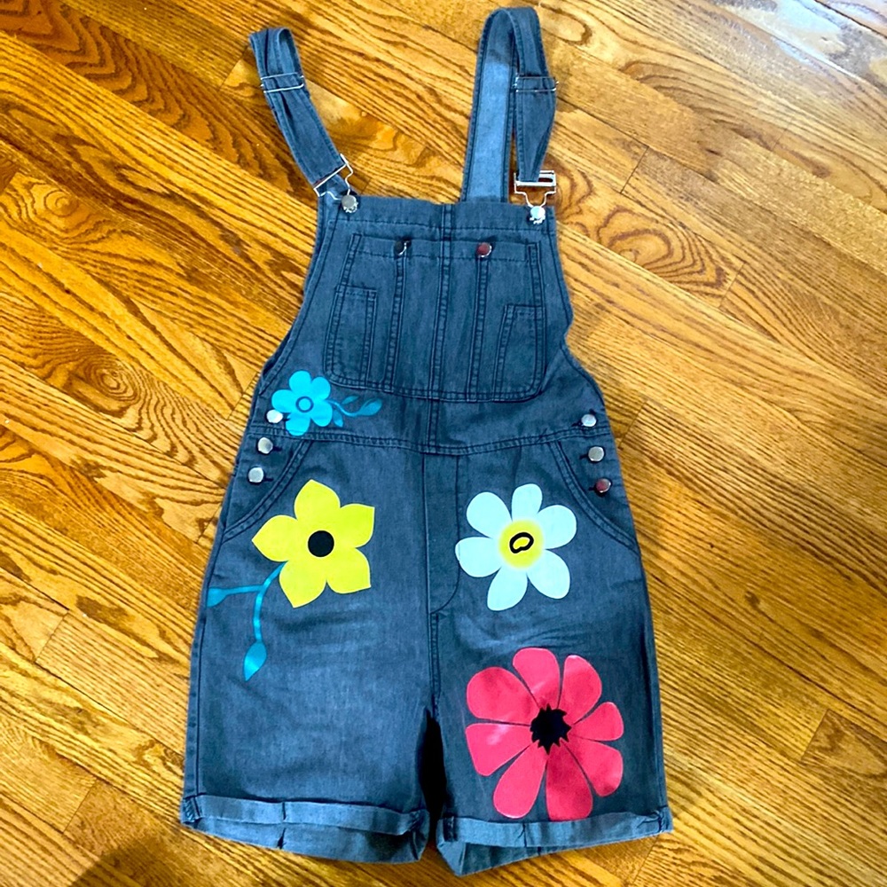 Womens jean overalls shorts with cute applicae SZ 4 US approx 27 inch waist NWOT